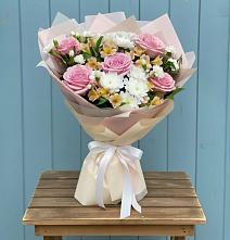 Букет цветов из:  Гвоздики, Орхидеи и Розы в Манычском