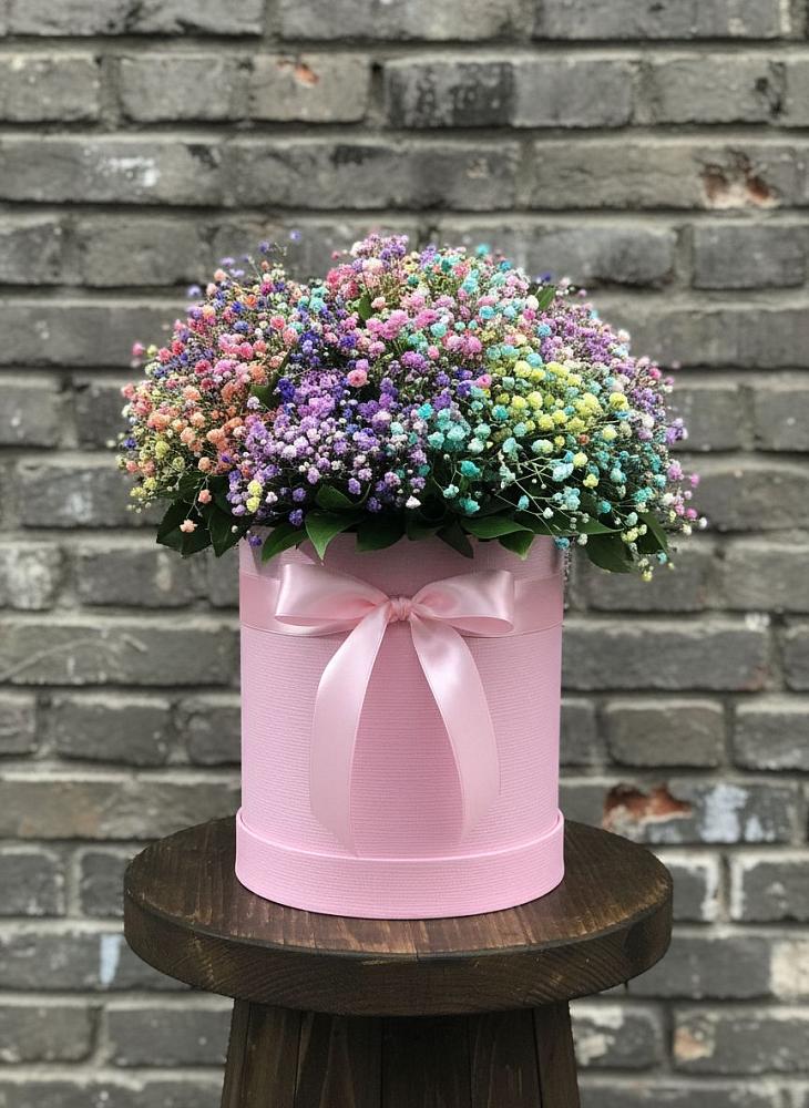 Цветочная композиция из Гипсофила и Розы в шляпной коробке в Манычском