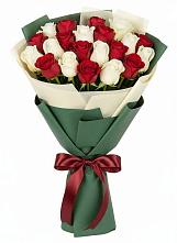 Букет Микс из красных и белых роз в Манычском