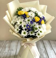 Букет цветов из:  Ирисы, Хризантемы и Розы в Манычском