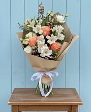Букет цветов из:  Альстромерии, Лизиантусы, Розы и Хризантемы в Манычском