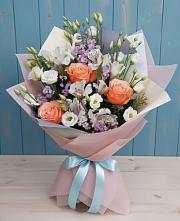Букет цветов из:  Лизиантусы, Розы, Альстромерии и Гипсофила в Манычском