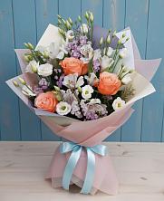 Букет цветов из:  Лизиантусы, Розы, Альстромерии и Гипсофила в Манычском