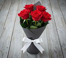 Букет 5 Красных роз Эдлесс Лав в Манычском