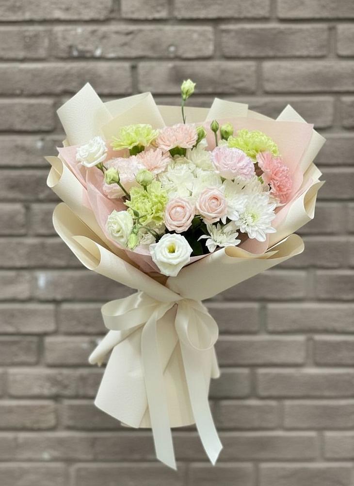 Букет цветов из: Гвоздики, Розы, Лизиантусы и Хризантемы в Манычском