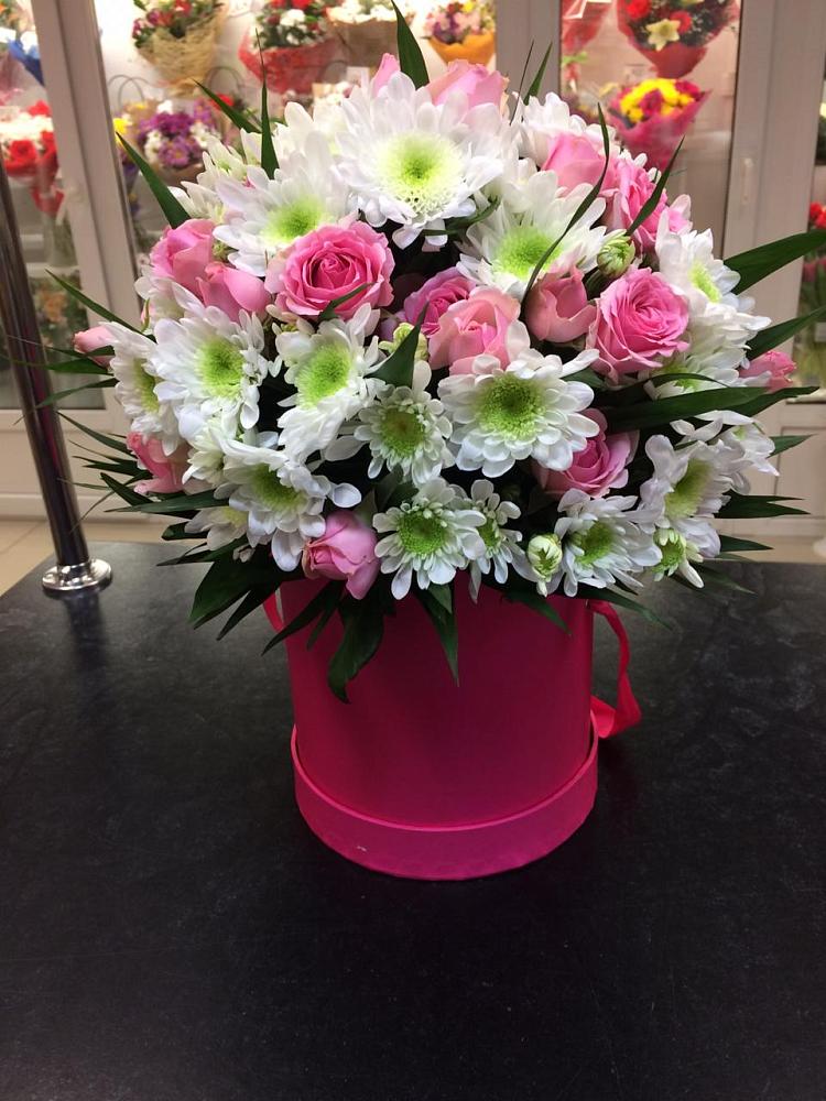 Цветочная композиция из Розы и Хризантемы в шляпной коробке в Манычском