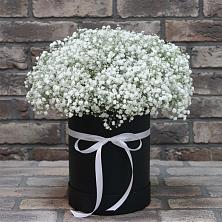 Цветочная композиция из Гипсофила в шляпной коробке в Манычском