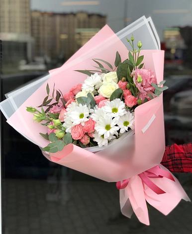 Букет цветов из: Розы, Лизиантусы и Хризантемы в Манычском